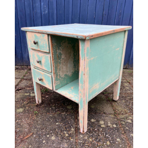 Vintage audiokastje met drie lades